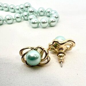 Vintage mint faux pearl necklace with gold earings